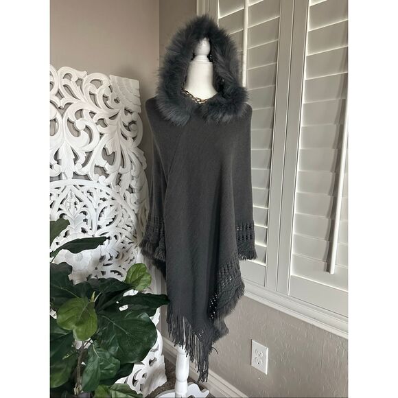 🆕 Faux Fur Trimmed Knit Poncho - Picture 2 of 7